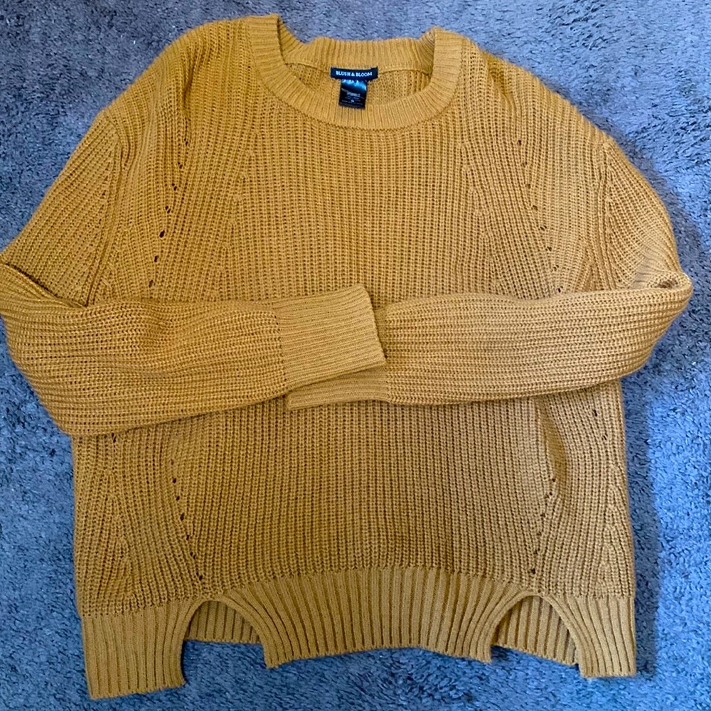 Women’s Blush and Bloom sweater. Size M